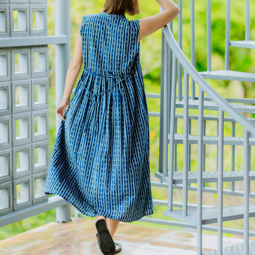 タグ付き新品　ブルーナリーフプリント ギャザーパフショルダーワンピース タグ付き新品 ブルーナリーフプリント ギャザーパフショルダー