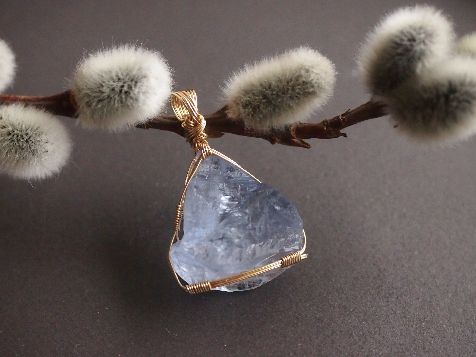 ブルーフローライト原石の女神巻き®ペンダントトップ