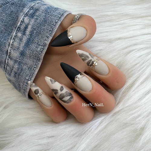 ブラックキスマークフレンチマットネイルチップ ネイルチップ（つけ爪