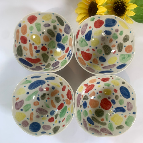 虹色のお花のお茶碗（1つのお値段です） 茶碗・めし碗 手作り陶器Rie