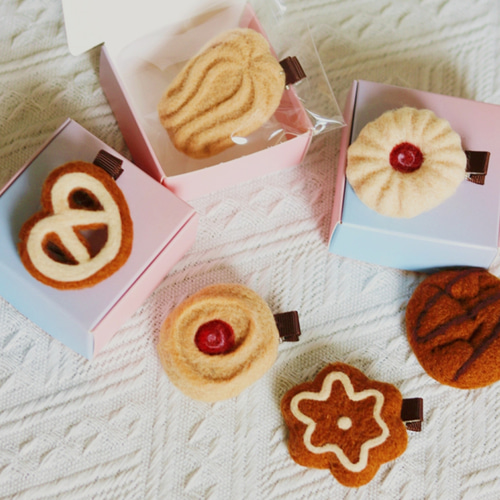 可愛い羊毛フェルト リアルなクッキーバレッタ、ブローチ、チャーム