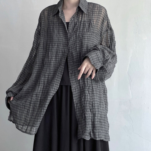 シアー生地でモノトーンを軽やかに着る♪シワ加工チェックシャツ
