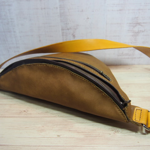 け*ん様 ハンドメイド　ボディバッグ　本革　クリーマー　特大　ブラウン　新品　1 imgrc0088936414.jpg