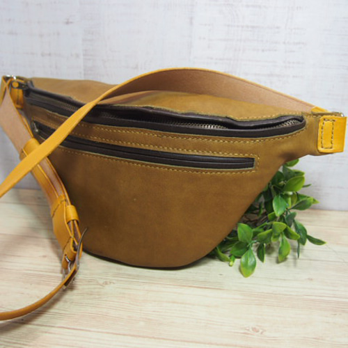 茶レザー ボディーバッグ CORBO. ブラウンレザー ボディバッグ CORBO