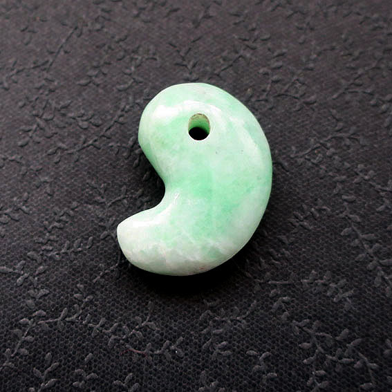 新品　糸魚川翡翠 　勾玉　まが玉　糸魚川ひすい　桐箱入り 　勾玉　まが玉　糸魚川ひすい　桐箱入り 新品　糸魚川翡翠