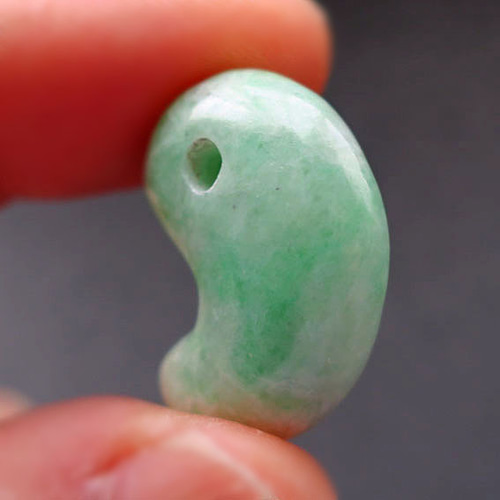 天然石【糸魚川ひすい】桐箱入り勾玉 B 22×15×9mm 天然石