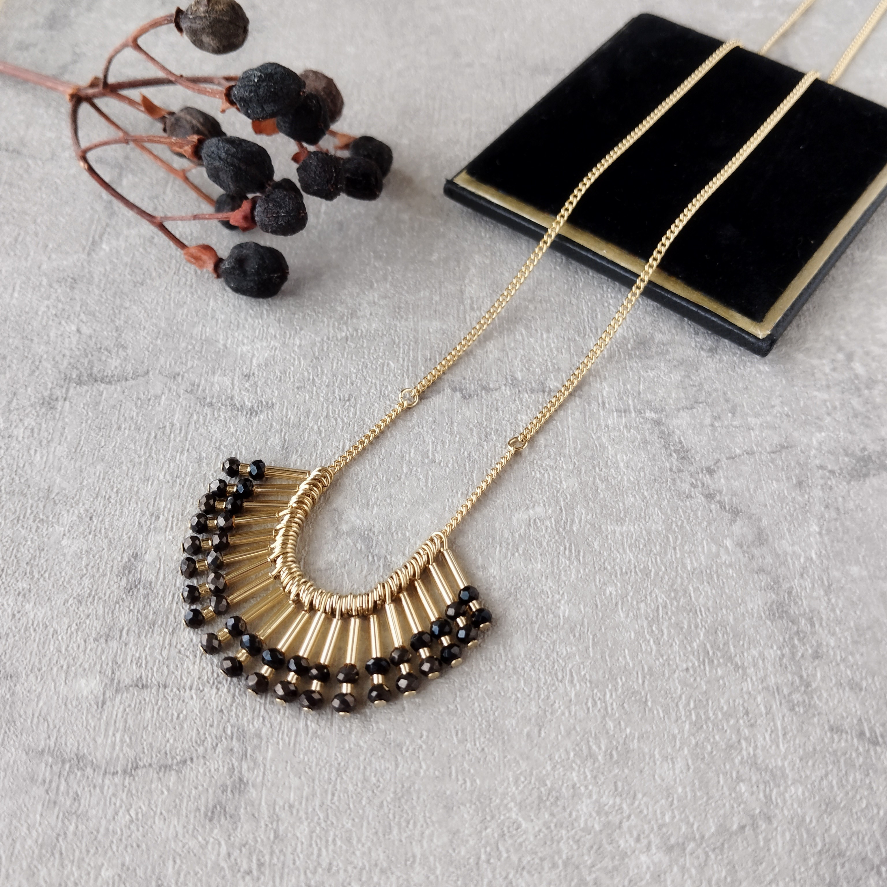 セット ハンドメイド ネックレスとイヤリング フリンジ ビーズ ブラック