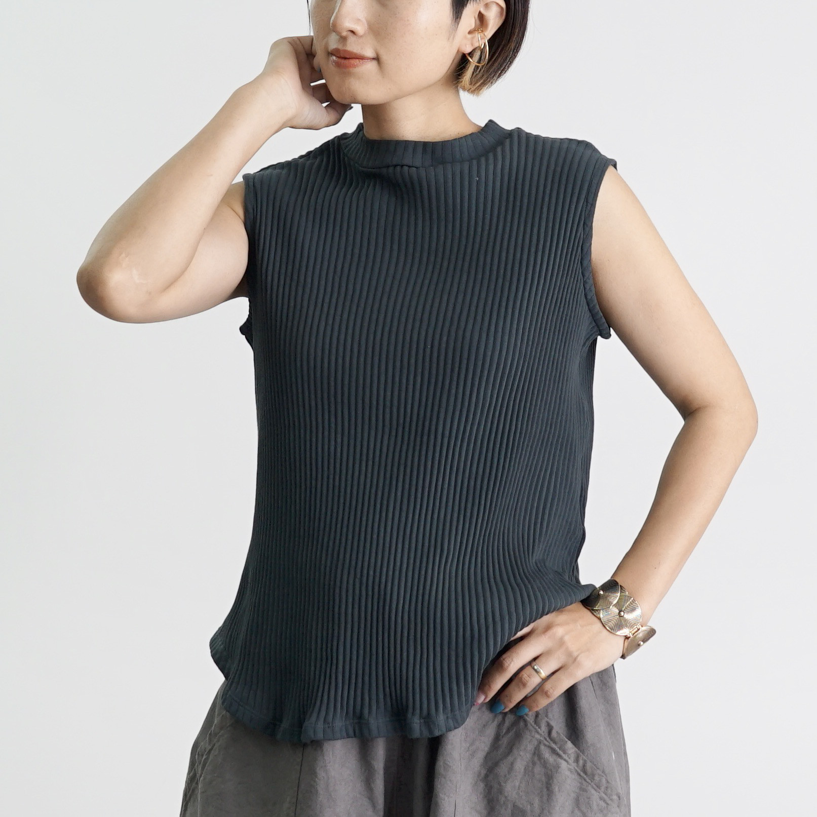 ハイネックノースリーブ/ブラック/三河産ニット