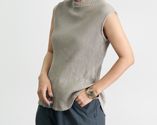 新品タグ MIEKO UESAKO ミエコウエサコ ノースリーブハイネックシャツ ac7435486e19cf178d98dd0c7333e5