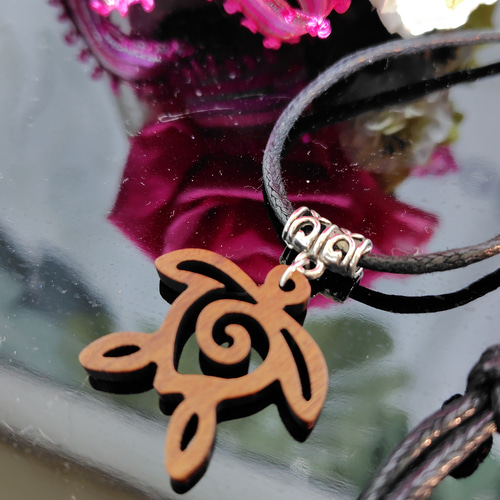 ホヌ】コード・ペンダント 夏 ハワイ 海の守り神 亀 フラガール