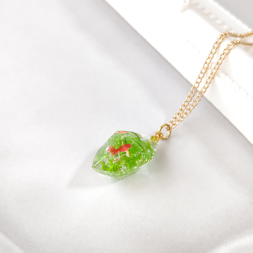 ☆夏の新作☆赤い金魚と水草の鉱石型レジンのネックレス