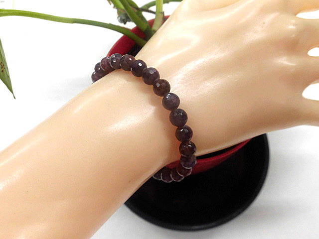 天然石 ルビー6.6mm〜6.9mmカット玉ブレスレット 内周18.1cm   　　240101550