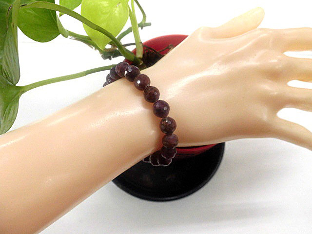 天然石 ルビー8.5mm〜8.7mmカット玉ブレスレット 内周16.6cm  　　240101551 15,750円