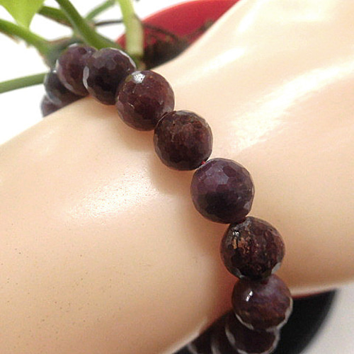 天然石 ルビー8.5mm〜8.7mmカット玉ブレスレット 内周16.6cm 240101551 