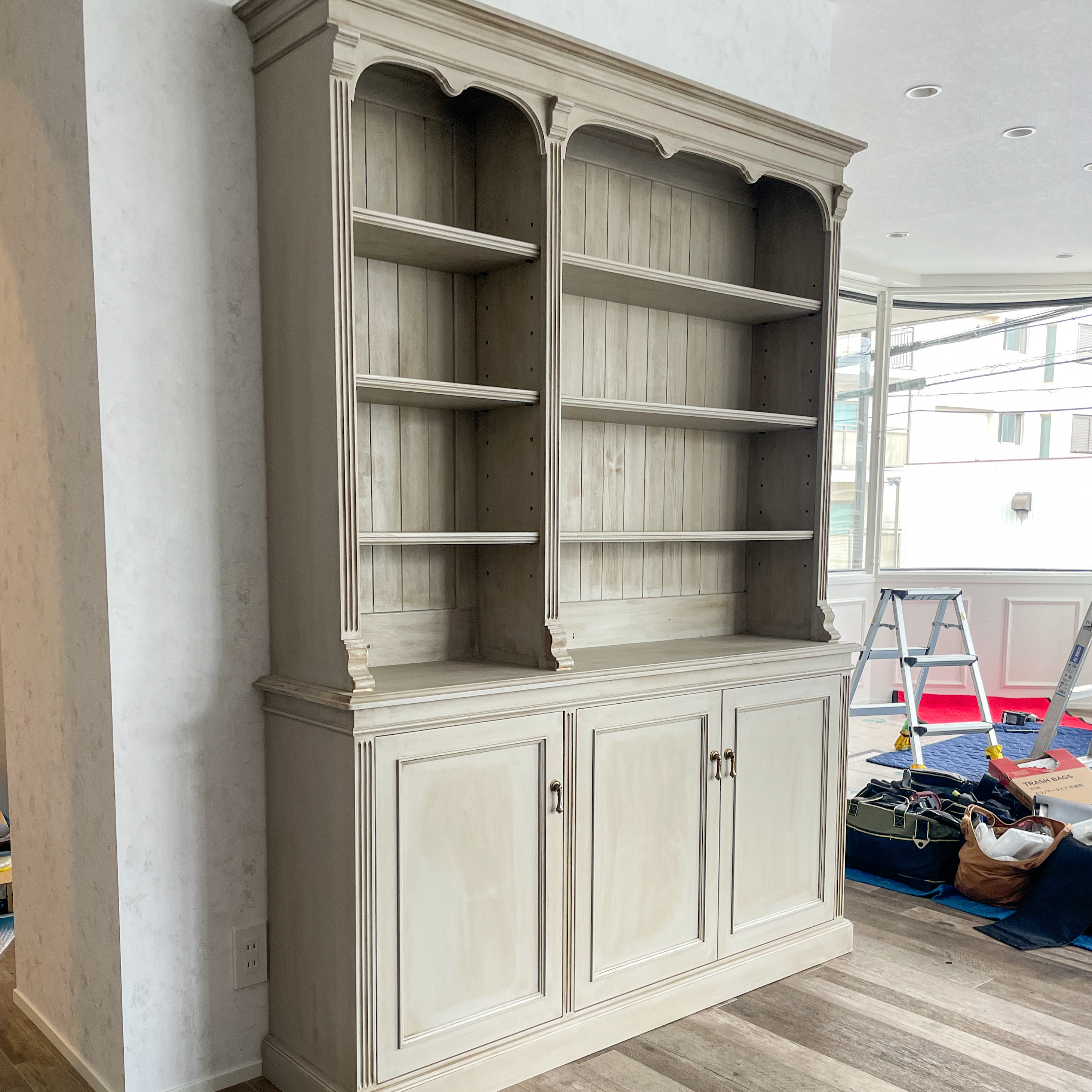 フランスアンティーク調ディスプレイシェルフ 帽子掛けフック付き かわいい店舗什器 オープンシェルフ オーダーメイド家具｜詳細画像