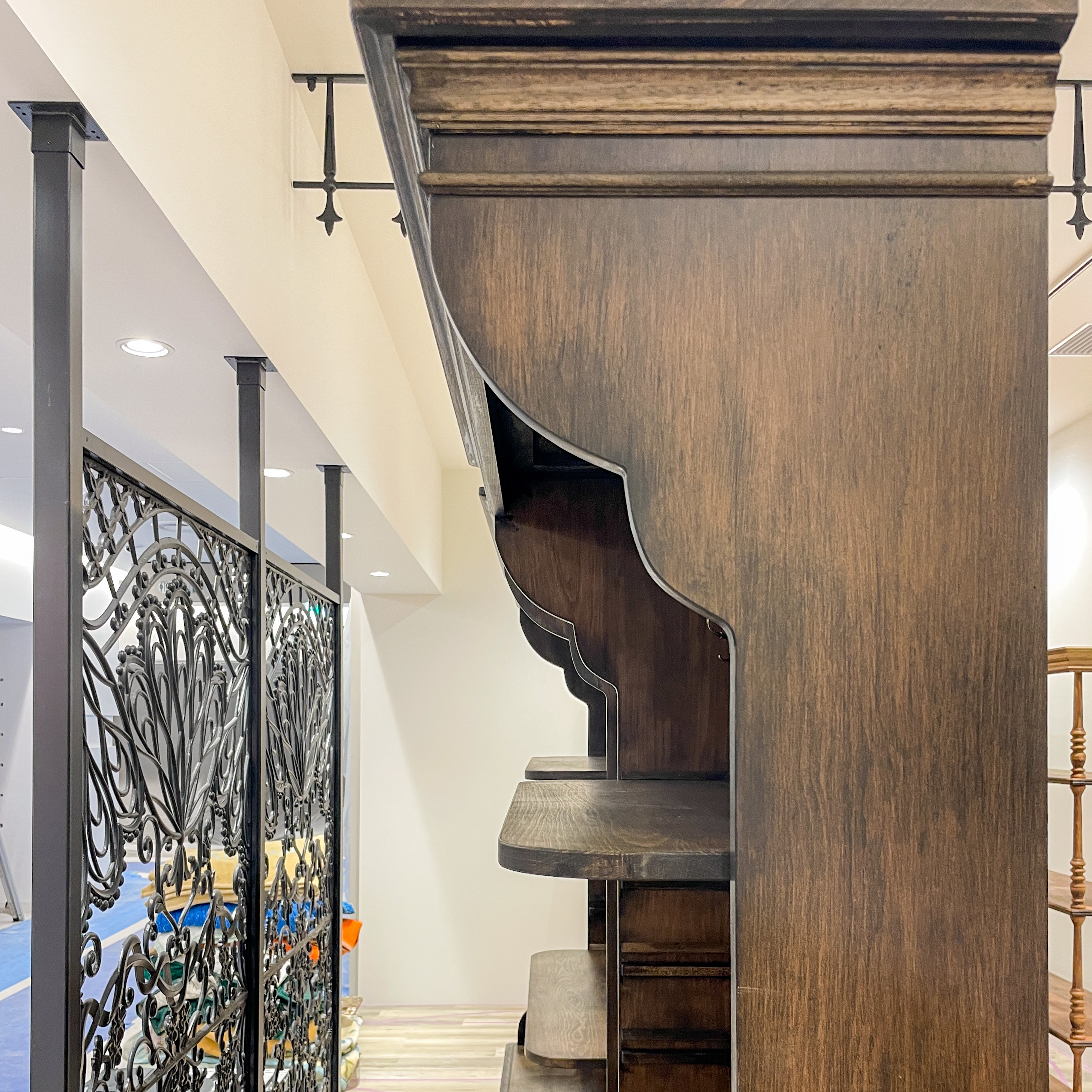 フランスアンティーク調ディスプレイシェルフ 帽子掛けフック付き かわいい店舗什器 オープンシェルフ オーダーメイド家具｜詳細画像