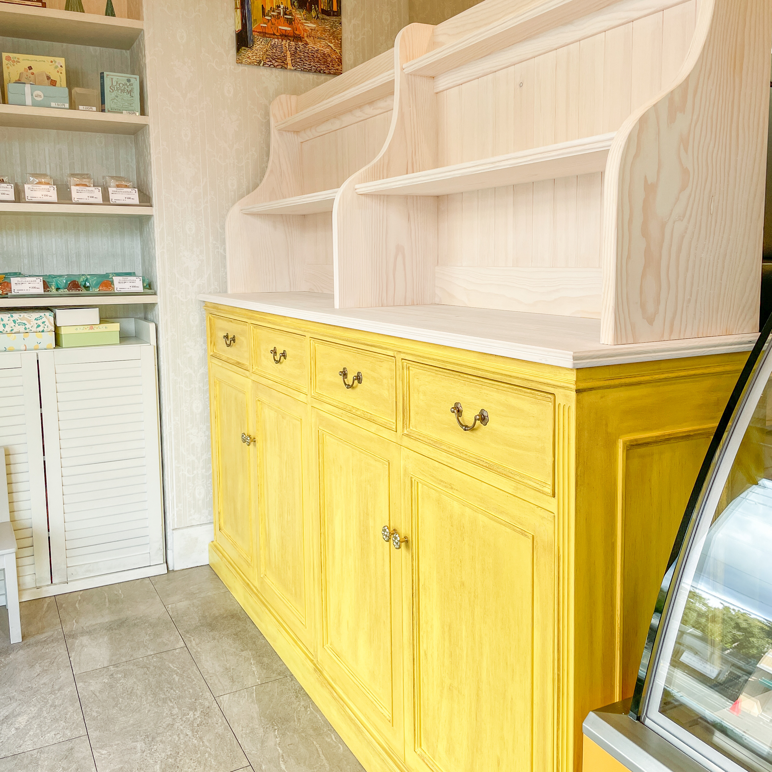 フランスアンティーク調ディスプレイシェルフ 帽子掛けフック付き かわいい店舗什器 オープンシェルフ オーダーメイド家具｜詳細画像