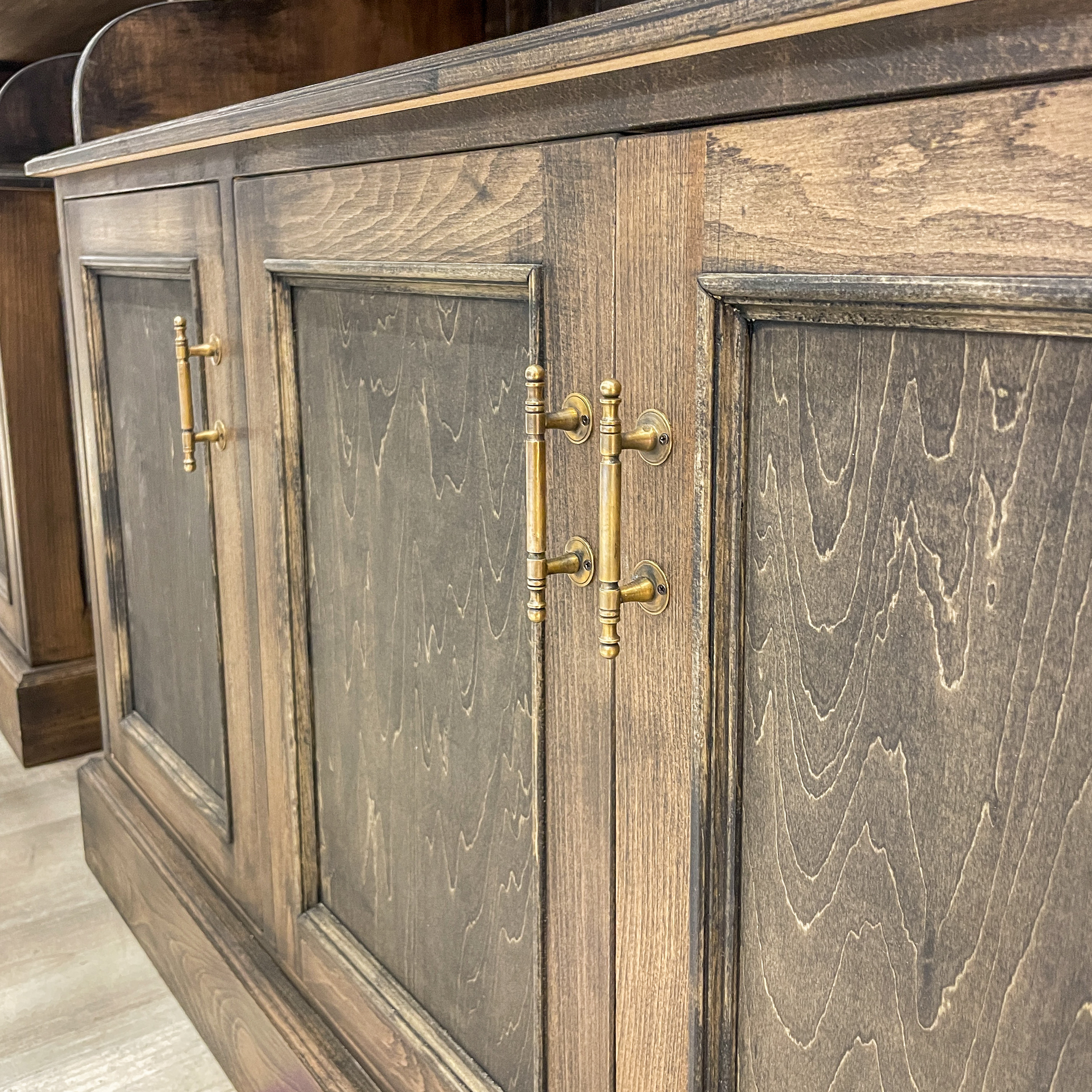 フランスアンティーク調ディスプレイシェルフ 帽子掛けフック付き かわいい店舗什器 オープンシェルフ オーダーメイド家具｜詳細画像