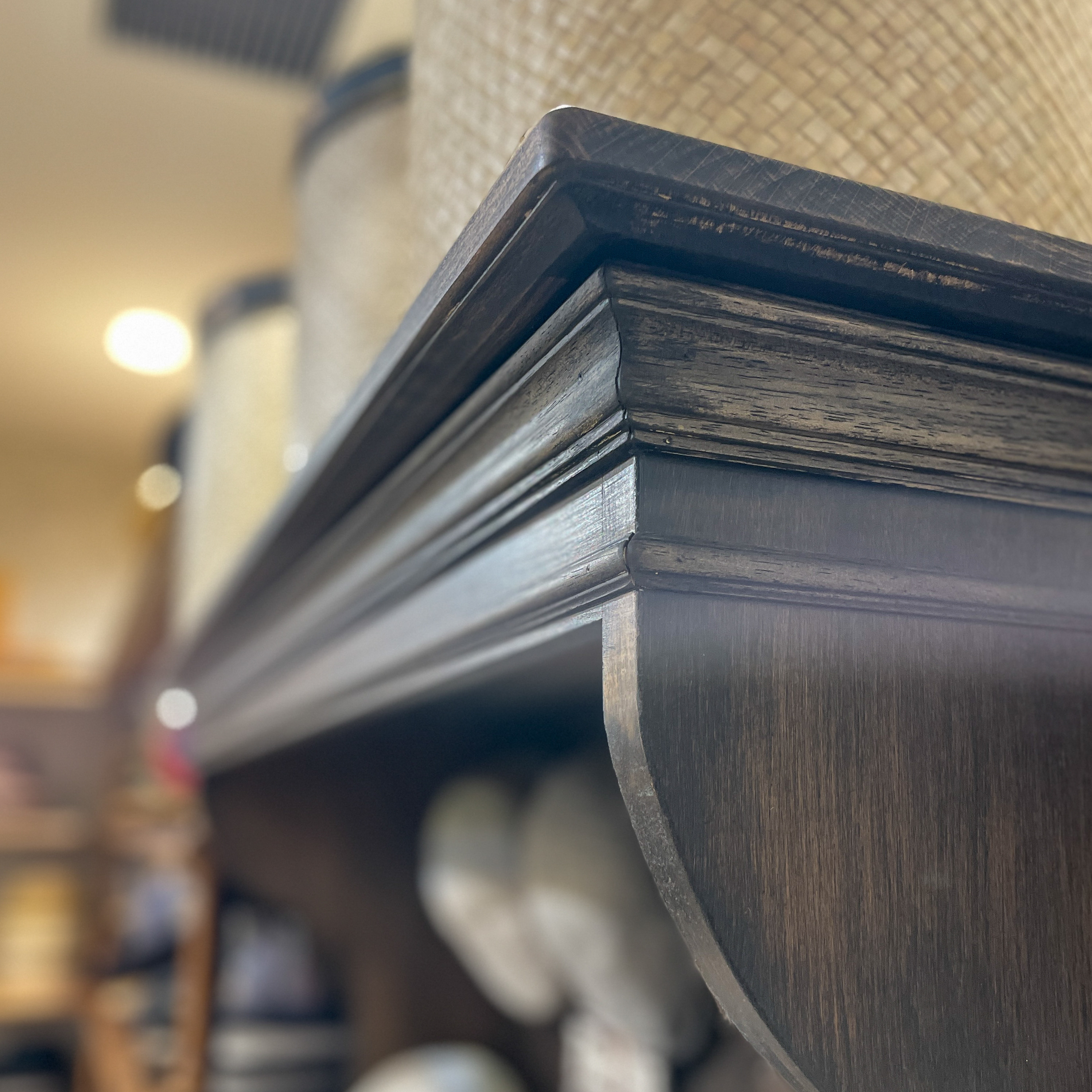 フランスアンティーク調ディスプレイシェルフ 帽子掛けフック付き かわいい店舗什器 オープンシェルフ オーダーメイド家具｜詳細画像