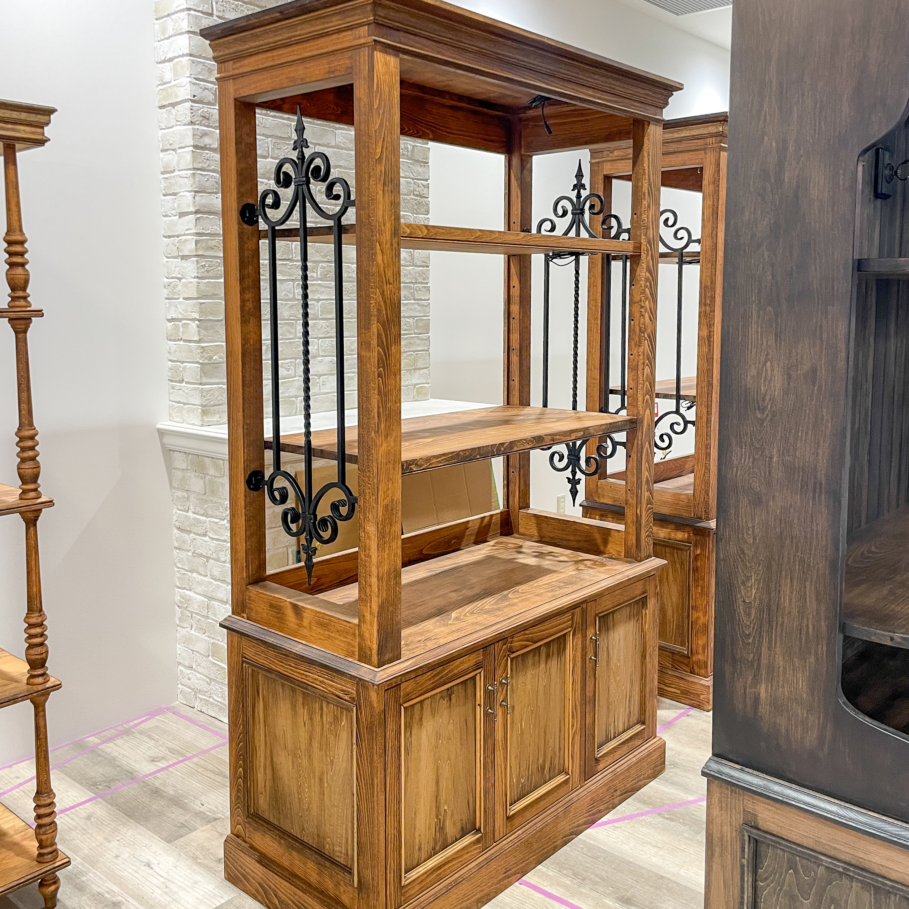 フランスアンティーク調ディスプレイシェルフ 帽子掛けフック付き かわいい店舗什器 オープンシェルフ オーダーメイド家具｜詳細画像