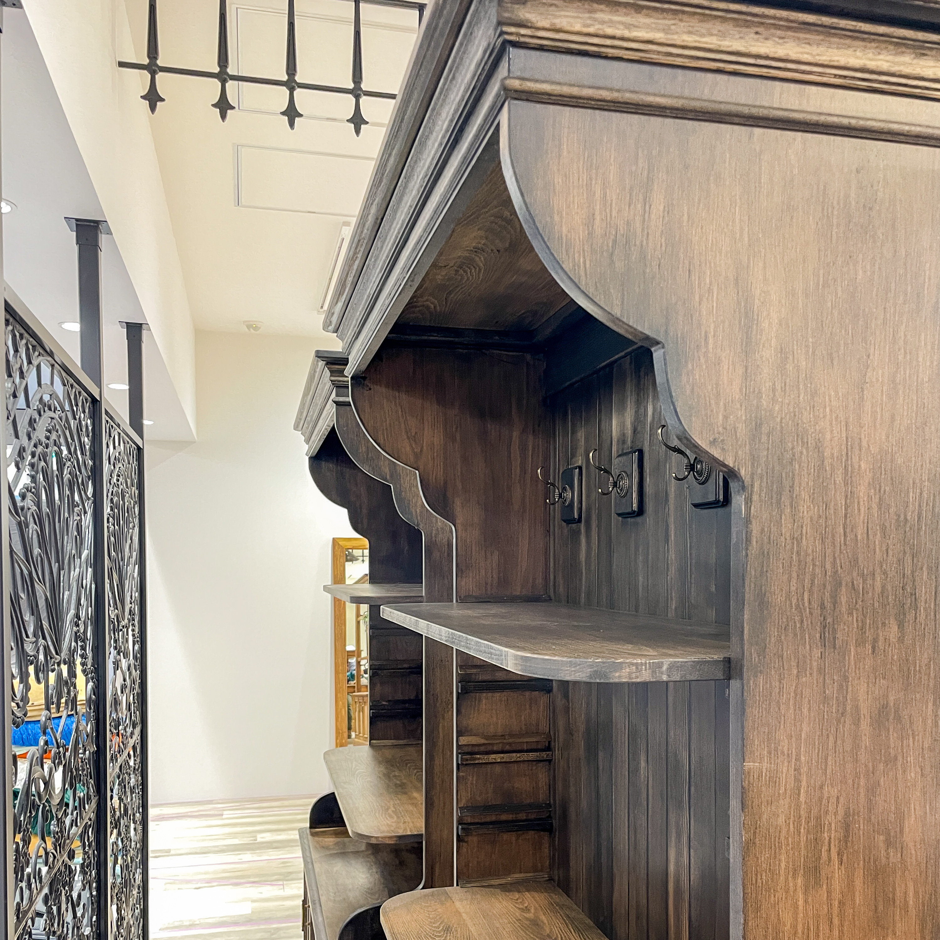 フランスアンティーク調ディスプレイシェルフ 帽子掛けフック付き かわいい店舗什器 オープンシェルフ オーダーメイド家具｜詳細画像