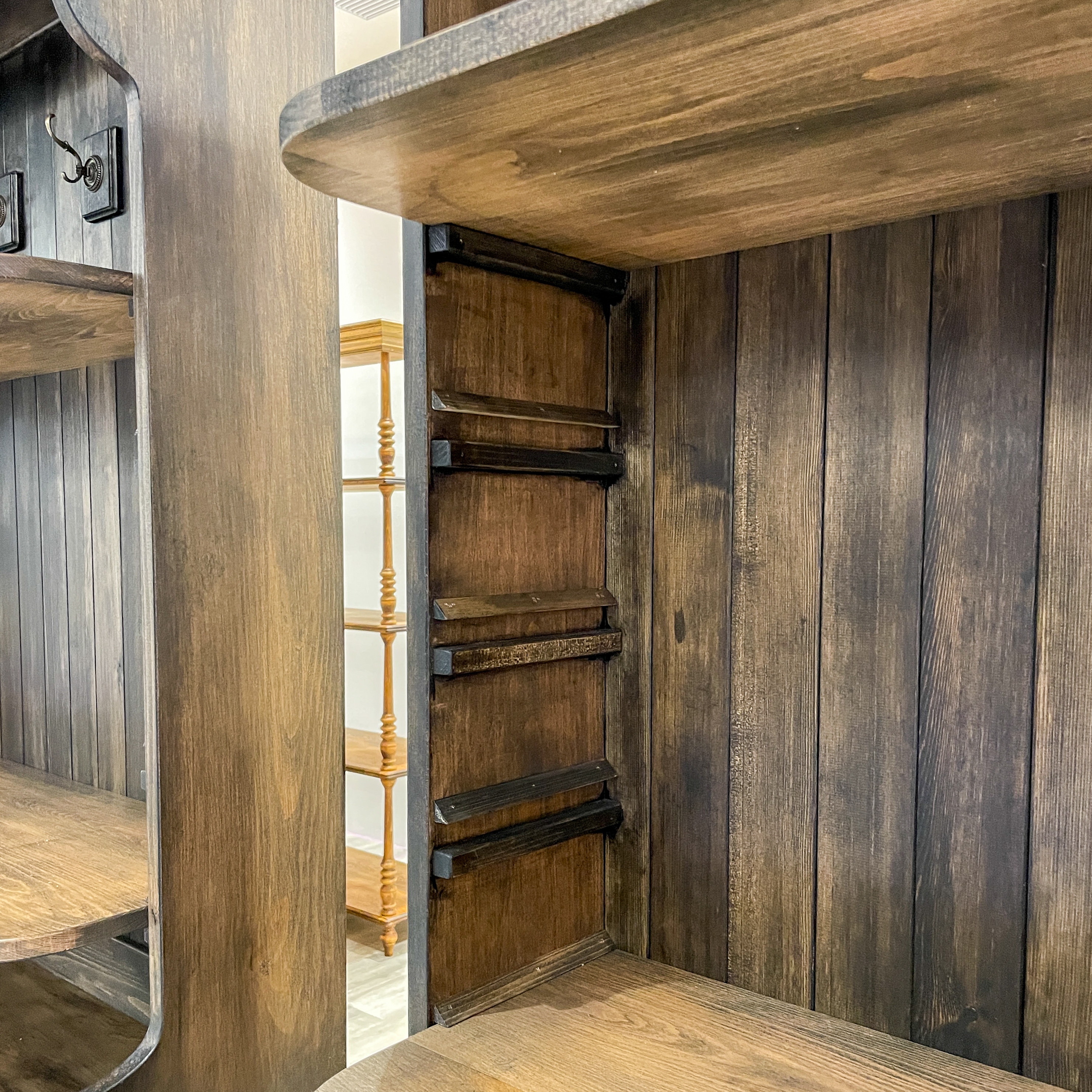 フランスアンティーク調ディスプレイシェルフ 帽子掛けフック付き かわいい店舗什器 オープンシェルフ オーダーメイド家具｜詳細画像