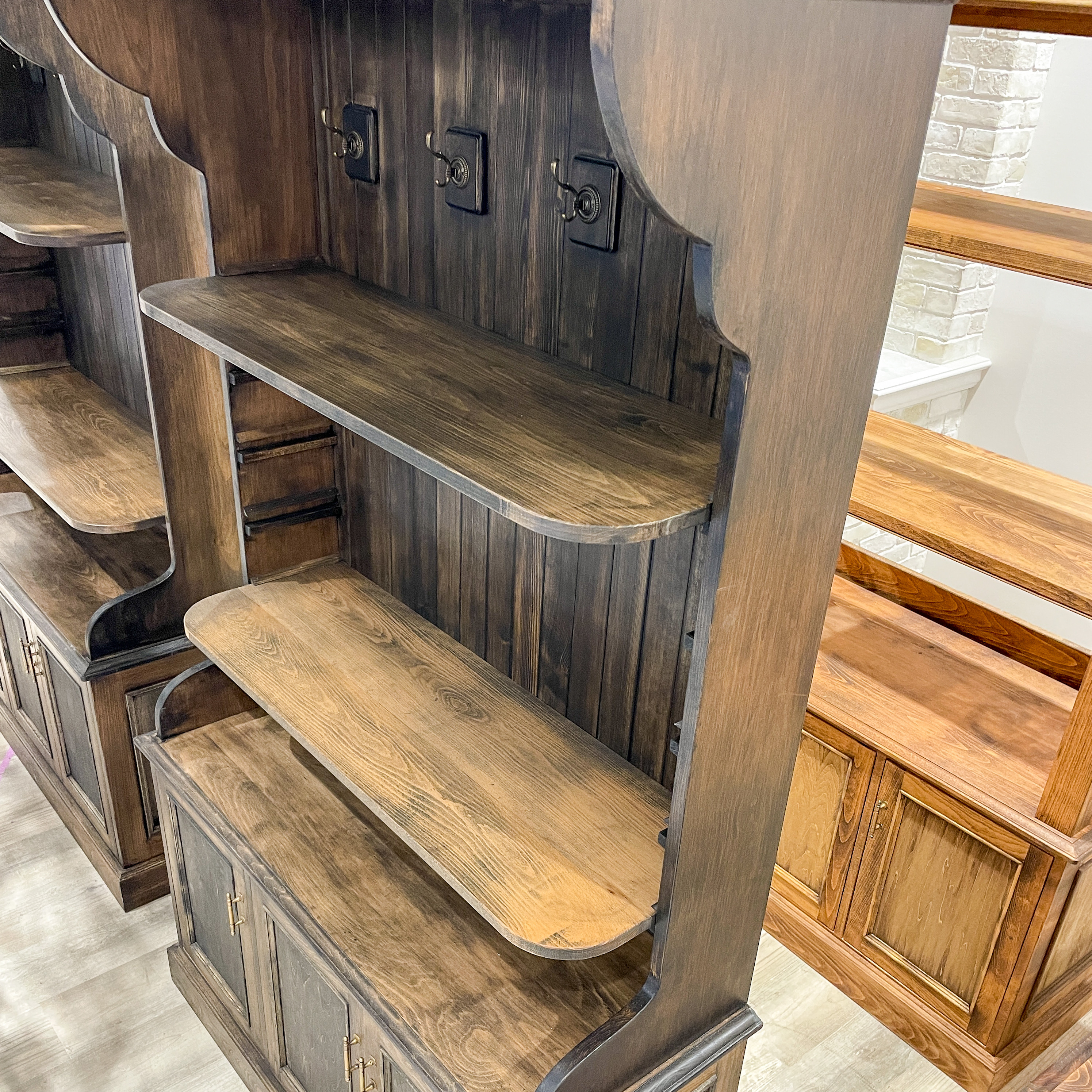 フランスアンティーク調ディスプレイシェルフ 帽子掛けフック付き かわいい店舗什器 オープンシェルフ オーダーメイド家具｜詳細画像