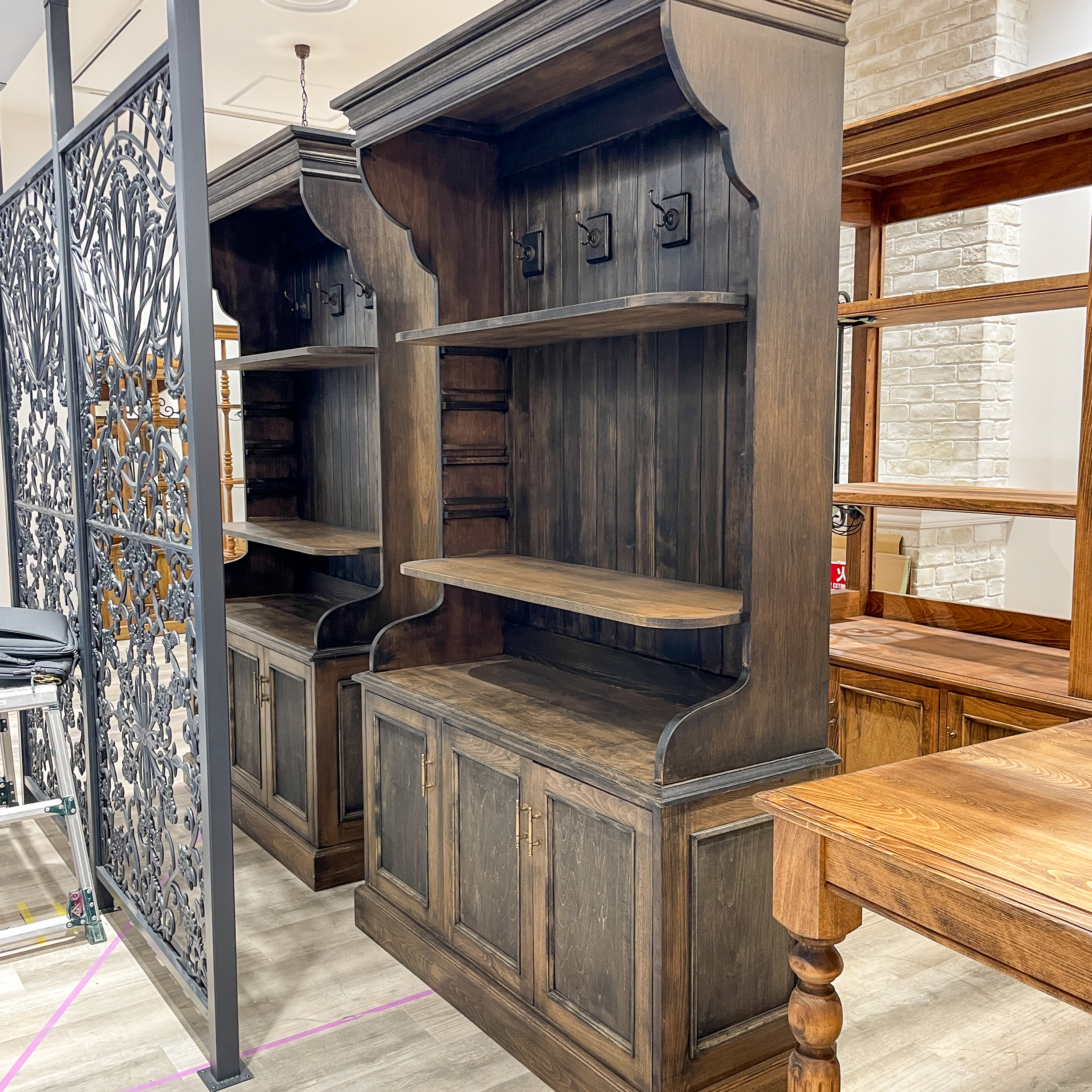 フランスアンティーク調ディスプレイシェルフ 帽子掛けフック付き かわいい店舗什器 オープンシェルフ オーダーメイド家具｜詳細画像