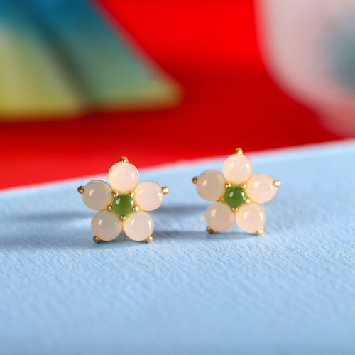 ネフライトのピアス - 軽やかでありながら存在感もあり P154 ピアス  