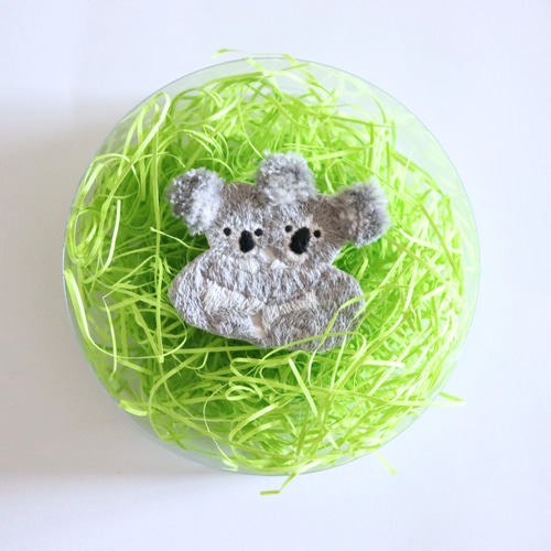 コアラとのふれあいが楽しい！手刺繍の愛くるしいコアラブローチ