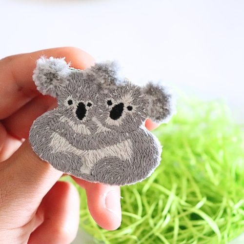 コアラとのふれあいが楽しい！手刺繍の愛くるしいコアラブローチ