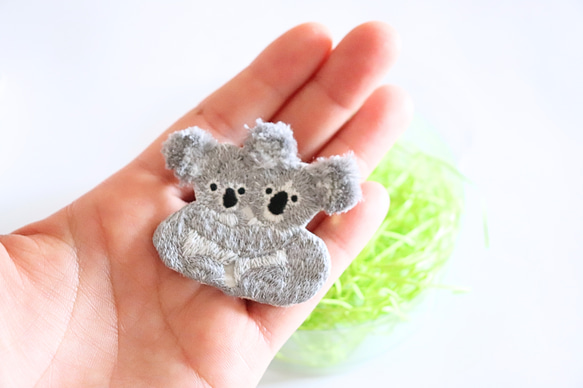beccoさん コアラと蝶の刺繍ブローチ コアラさんとラッコさんのブローチ出来あがりました(⌯'ᵕ'⌯)´- この