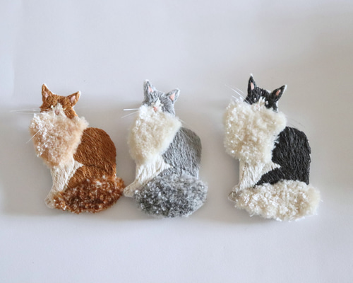 ハンドメイド　刺繍　ブローチ　セーターを着た猫① a3a98c6c2c4ad84e87f232db7afcae