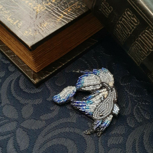 【あい】オートクチュールビーズ刺繡　タンブラー・クロワッサンブローチ あい】オートクチュールビーズ刺繡 タンブラー・クロワッサンブローチ