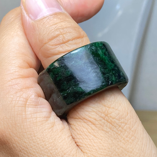L6-229一点物黒緑22.5号ミャンマー産天然 A貨 本翡翠 くりぬき リング L6-229 一点物 黒緑 22.5号 ミャンマー産天然 A貨 本翡翠