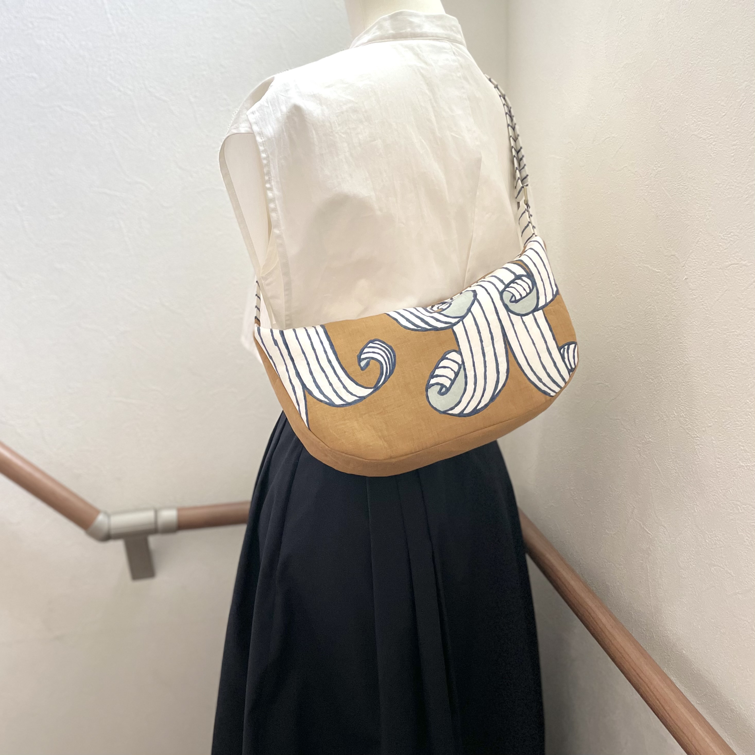 ⚮̈ミナペルホネン からだにフィットするボディバッグ swing brown 