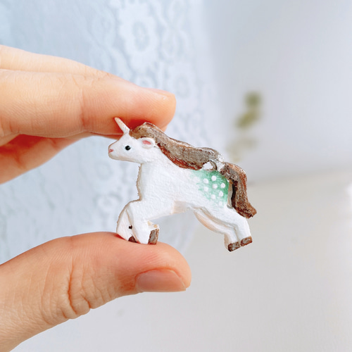 木立ちをかけるユニコーン 《ブラウン×グリーン》 木彫りのブローチ