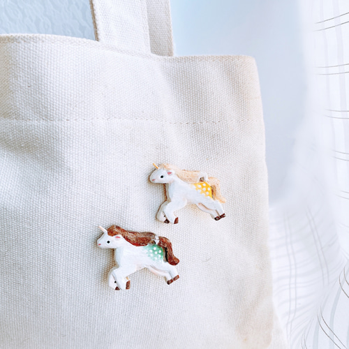 木立ちをかけるユニコーン 《ブラウン×グリーン》 木彫りのブローチ