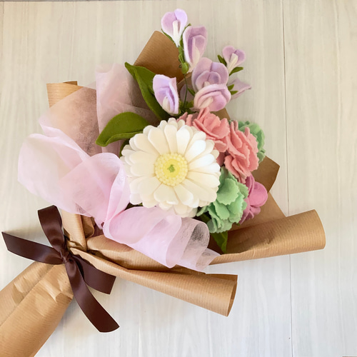 フェルトの枯れないお花】 ガーベラとカーネーションのブーケ / 贈り物