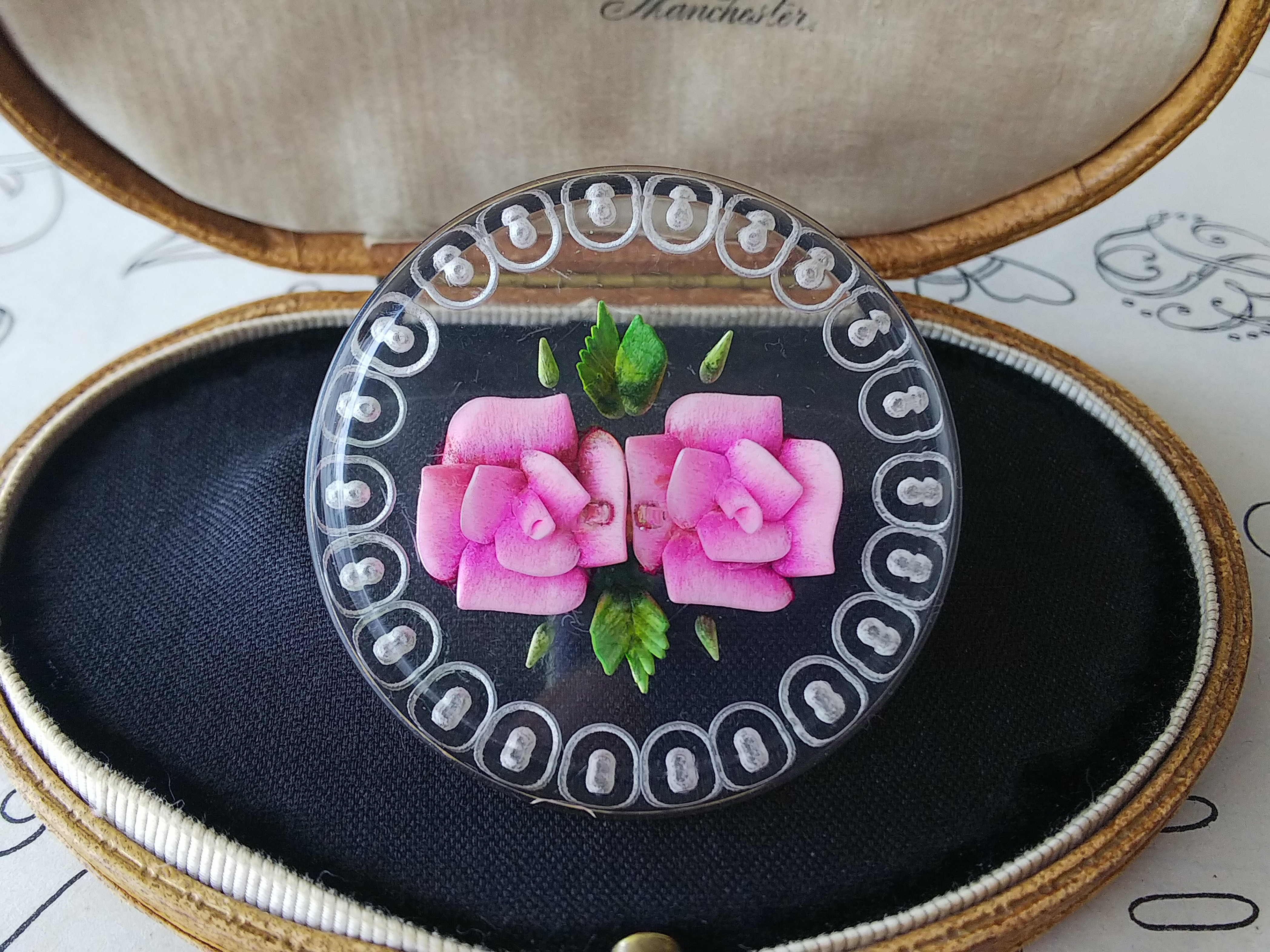 1930年代　ピンクの薔薇／縁装飾　ルーサイト製ブローチ（約49㎜）