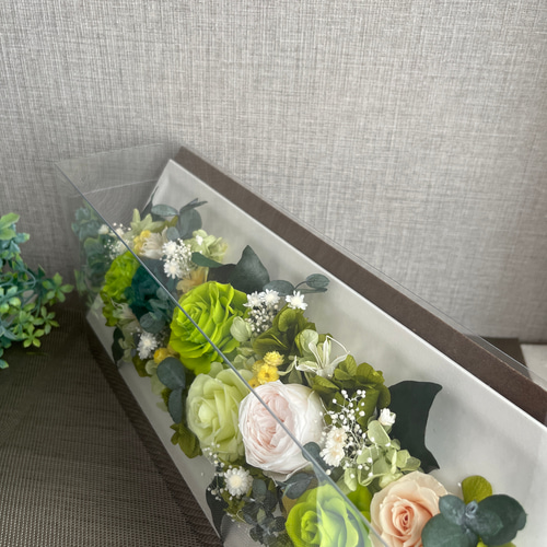 プリザーブドフラワー フレッシュグリーンのフレームアレンジ 置き型