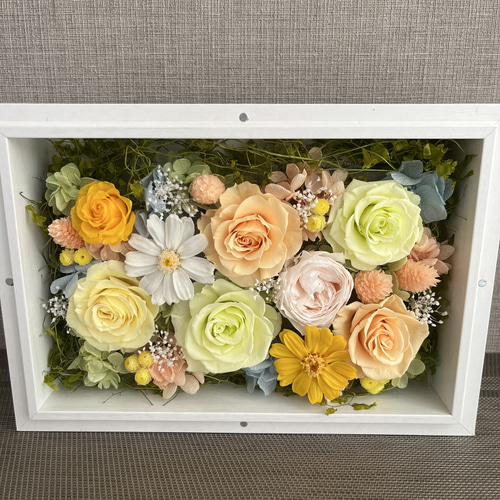 花と写真を両開きで置ける ２つの写真入れ付 豪華なプリザーブドフラワー 花と写真を両開きで置ける 2つの写真入れ付 豪華なプリザーブド