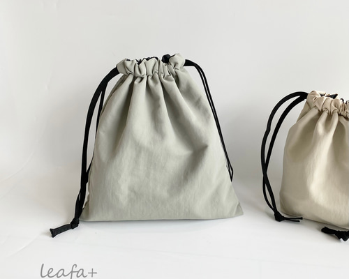 撥水素材のシンプルなマチなし巾着 選べるカラーとサイズ 給食袋 巾着