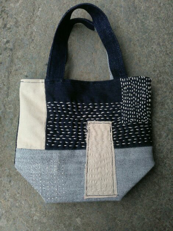 【パクチー】刺繍デニムバック　No.614　デニムリメイク　パッチワーク 0_6162b4c695a72ef3362e433e659f