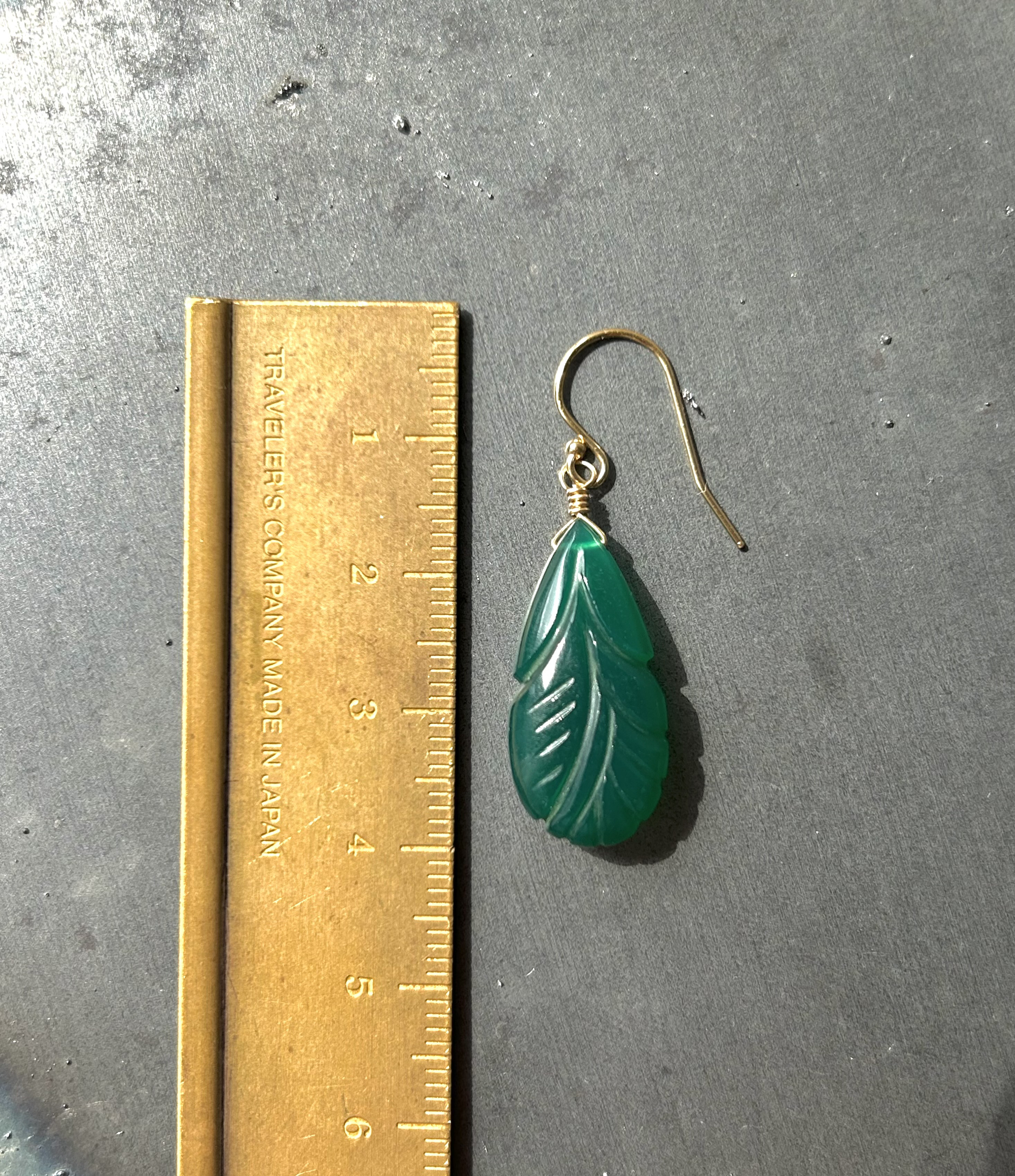 カービンググリーンオニキスピアス　一点物