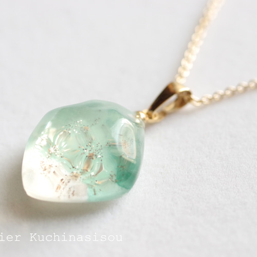 レジンアート 鉱物ペンダント〈西の浅瀬色〉 ネックレス・ペンダント