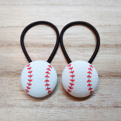 アクセサリー/野球ボール刺繍入りくるみボタン38mm白×赤
