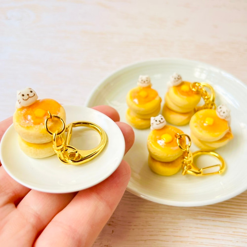ネコちゃんがパンケーキに乗っかりフェイクスイーツ