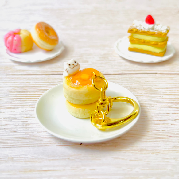 トップ ネコちゃんがパンケーキに乗っかりフェイクスイーツ チャーム