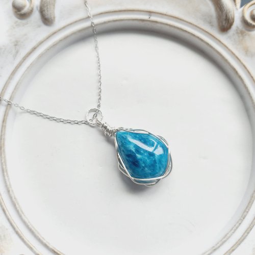 天然石　ペタライト＆モルダバイト ワイヤーラッピング　ペンダントトップ モルダバイトペンダント（ネックレストップ） - 埼玉県吉川市の天然石